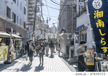 神奈川県藤沢市の都市風景　江ノ島駅 97649723