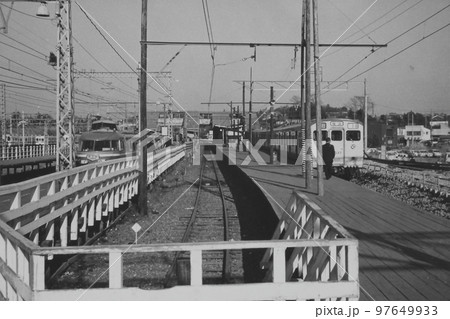 旧海老名駅、停車中の相鉄・急行と通過する小田急・特急はこね、1973年12月5日、右側は新線建設中 旧海老名駅、停車中の相鉄・急行と通過する小田急・特急はこね、1973年12月5日、右側は新線建設中 97649933