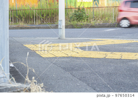 道路を猛スピードではしる車 道路を猛スピードではしる車 97650314