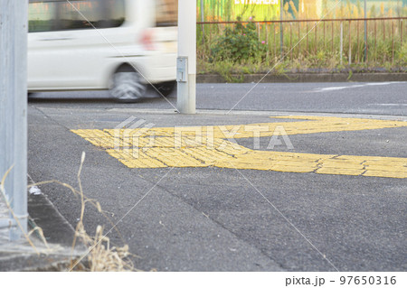 道路を猛スピードではしる車 97650316