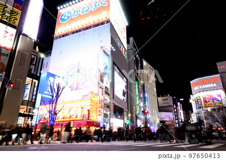 新宿東口歌舞伎町前横断歩道 97650413