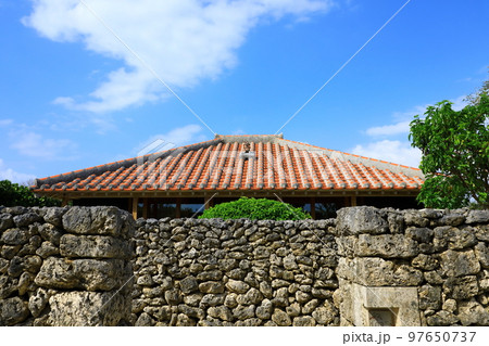 竹富島　赤瓦屋根の家 97650737