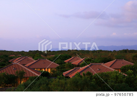 竹富島 赤瓦屋根の家々と夕景 竹富島 赤瓦屋根の家々と夕景 97650785