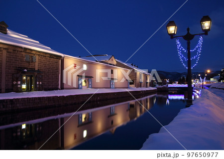 夕暮れの冬の小樽運河にて(北海道小樽市) 夕暮れの冬の小樽運河にて(北海道小樽市) 97650977