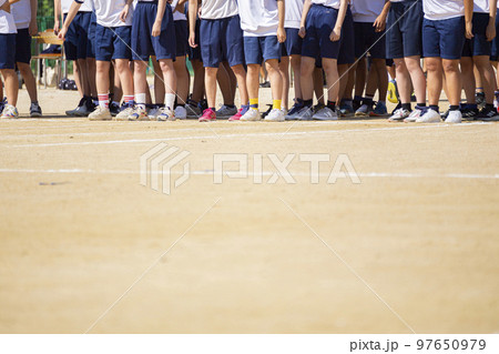 運動会の二人三脚の足元 97650979