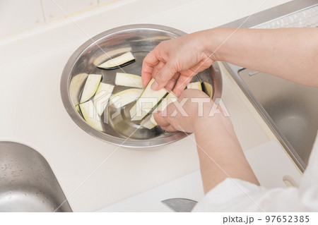 【ミドル主婦が細切りにした茄子を水に浸して灰汁抜き】 97652385