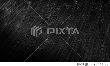 黒い背景に雨が降る画像 97653466