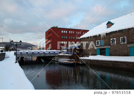 夕暮れの冬の小樽運河にて（北海道小樽市） 97653558