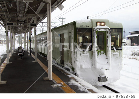 冬の飯山線キハ110（豊野駅） 97653769