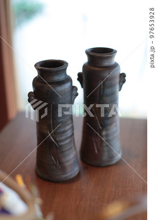 二つ並んだきれいな備前焼 二つ並んだきれいな備前焼 97653928