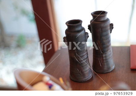 二つ並んだきれいな備前焼 二つ並んだきれいな備前焼 97653929