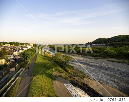 多摩川の景色。夕暮れ時。東京郊外の景色。	 97654835