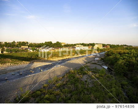多摩川の景色。夕暮れ時。郊外の景色。 97654836