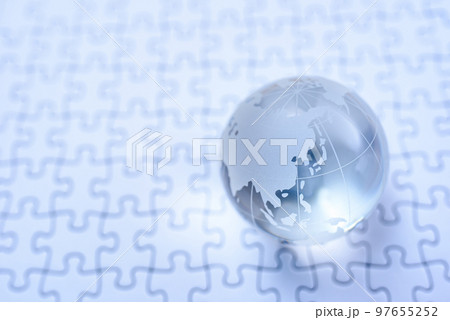 ジグソーパズルの上の地球儀 ラストピース ピント日本韓国 寒色 ジグソーパズルの上の地球儀 ラストピース ピント日本韓国 寒色 97655252