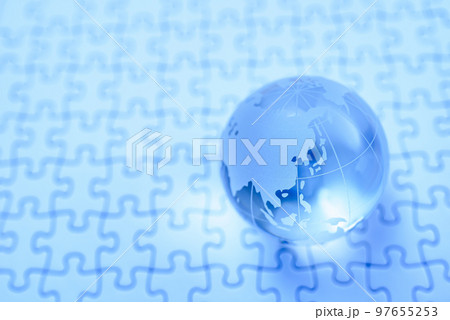 ジグソーパズルの上の地球儀　ラストピース　ピント日本韓国　青色 97655253