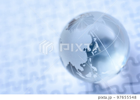 ジグソーパズルの上の地球儀 寒色 ジグソーパズルの上の地球儀 寒色 97655548