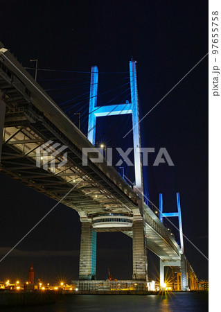 神奈川県 横浜/ 青くライトアップされた横浜ベイブリッジ 神奈川県 横浜/ 青くライトアップされた横浜ベイブリッジ 97655758