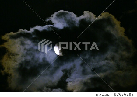満月と雲 97656585