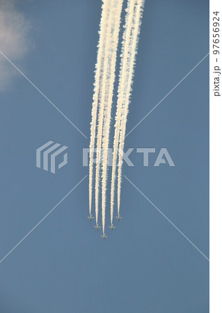 航空自衛隊ブルーインパルスの曲芸飛行 航空自衛隊ブルーインパルスの曲芸飛行 97656924