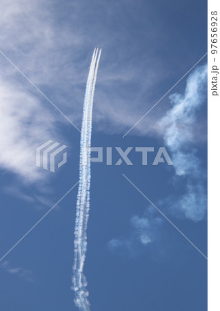 航空自衛隊ブルーインパルスの曲芸飛行 航空自衛隊ブルーインパルスの曲芸飛行 97656928