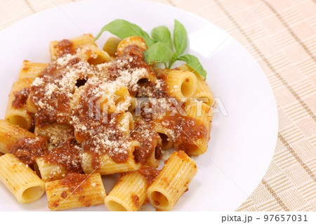 ナポリ風ジェノベーゼ　牛肉を煮込んだソース　ショートパスタ 97657031