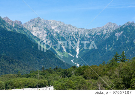 上高地　大正池からの穂高連峰 97657107