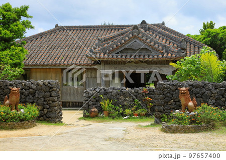 伝統的な八重山の家屋（石垣島） 97657400