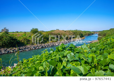 荒川の流れ　北本水辺プラザ公園付近からの風景　秋の季節　　 97657441