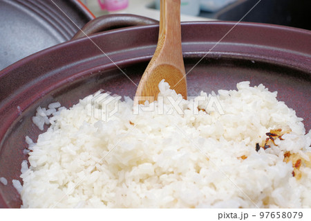 冷めた土鍋炊きご飯 97658079
