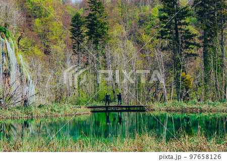 クロアチア　神秘の湖群　プリトヴィツェ 97658126