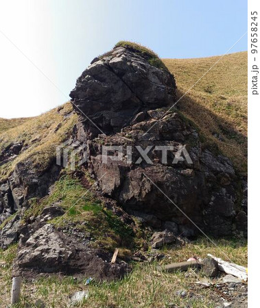 北海道浦河町の海岸の岩 97658245