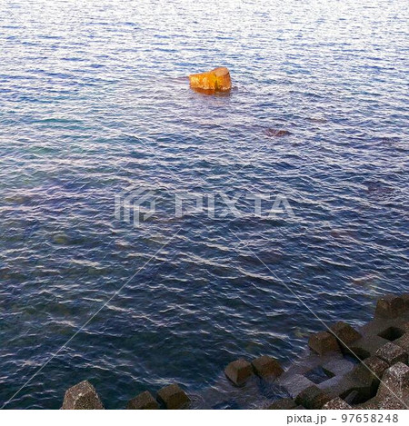 北海道支笏湖の水面 97658248