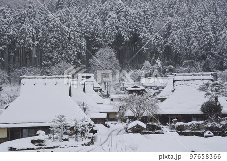 雪の美山かやぶきの里 97658366