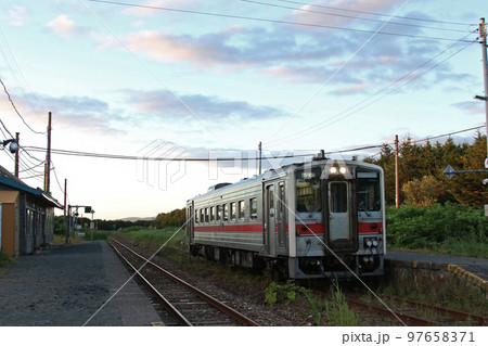 黄昏時抜海駅を発車する普通列車　キハ54　宗谷線　宗谷本線 97658371