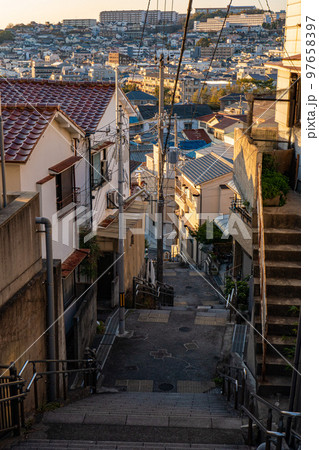 夕暮れ時の街風景 夕暮れ時の街風景 97658397