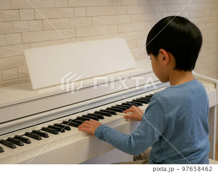 ピアノを弾く男の子の後姿 97658462