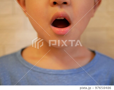 口を大きく開けた男の子 97658486