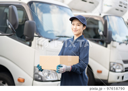 配送業の若い女性の作業員 97658790
