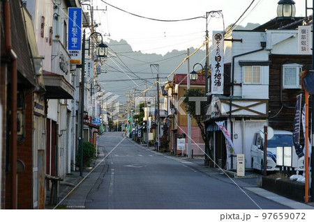 群馬県安中市磯部のJR磯部駅周辺の街並みの風景 97659072