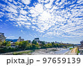晴天の天高い鴨川 97659139