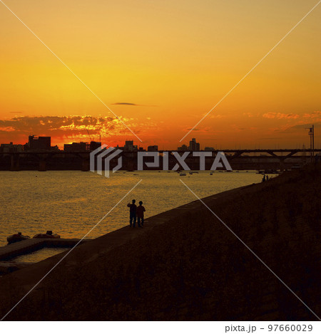 夕焼け 夕日 川 97660029