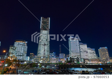 クリスマスシーズンの横浜みなとみらいの夜景 97660053