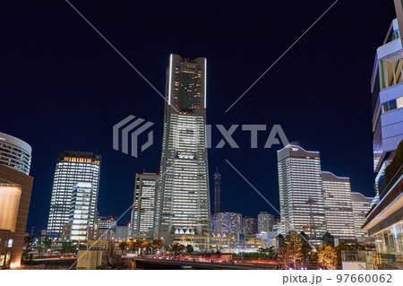 クリスマスシーズンの横浜みなとみらいの夜景 97660062