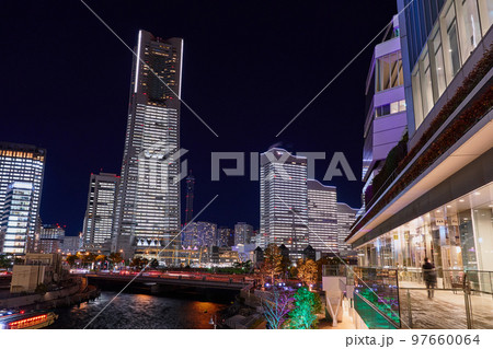 クリスマスシーズンの横浜みなとみらいの夜景 クリスマスシーズンの横浜みなとみらいの夜景 97660064