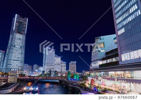 クリスマスシーズンの横浜みなとみらいの夜景 クリスマスシーズンの横浜みなとみらいの夜景 97660067