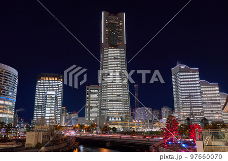 クリスマスシーズンの横浜みなとみらいの夜景 クリスマスシーズンの横浜みなとみらいの夜景 97660070