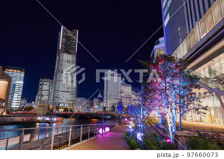 クリスマスシーズンの横浜みなとみらいの夜景 97660073