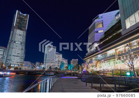 クリスマスシーズンの横浜みなとみらいの夜景 97660085