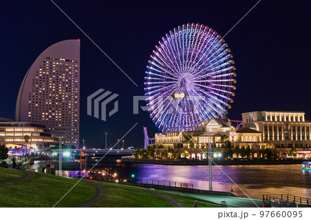 クリスマスシーズンの横浜みなとみらいの夜景 97660095