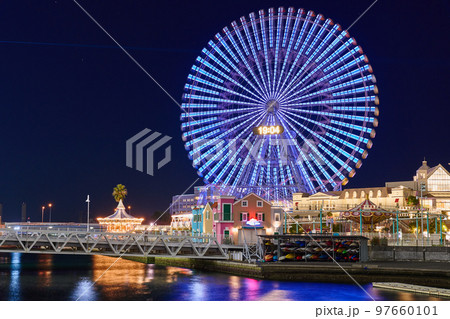 クリスマスシーズンの横浜みなとみらいの夜景 クリスマスシーズンの横浜みなとみらいの夜景 97660101